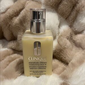 CLINIQUE Dramatically Different Moisturizing
Lotion+ For Face 6.7 FL. OZ/200 ml